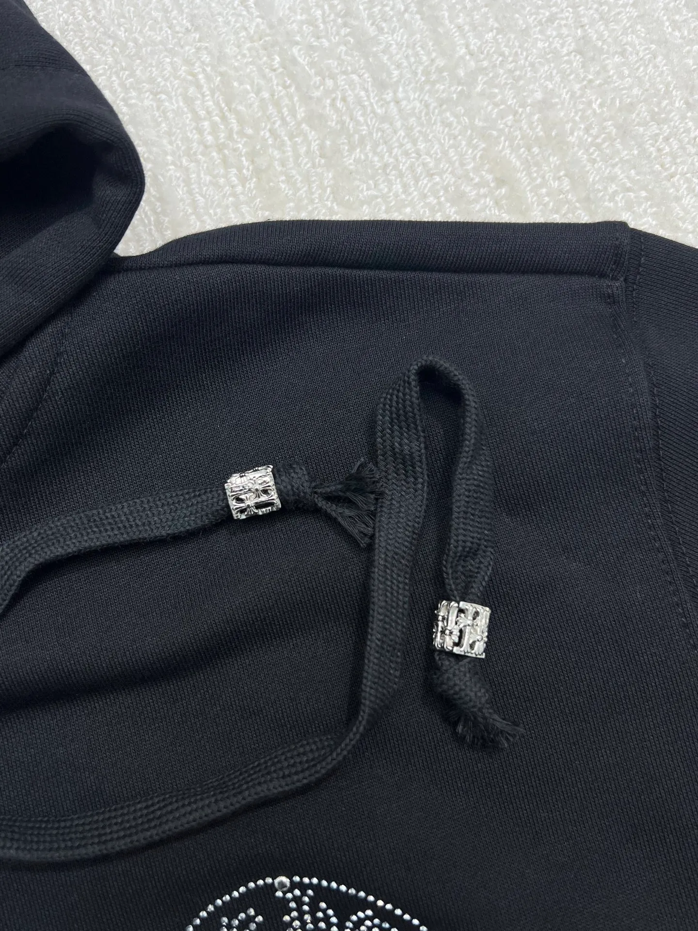 P370 𝗖𝗵𝗿𝗼𝗺𝗲 𝗛𝗲𝗮𝗿𝘁𝘀Cro Heart Catwalk style pure cotton terry zipper hooded jacket. High weight cotton double yarn 380g large terry fabric, fixed and dyed matching ribs, top-notch workmanship, customized full set of accessories, clear letters and perfect restoration without difference. The perfect combination of the hot-drilling process and the high-temperature hot-pressing multi-colored Sanskrit cross process enables precise needle placement! All wiring is special machine chain double wire, absolutely high quality craftsmanship!  Size: M L XL XXL